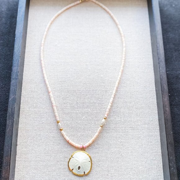 Jewelry - 🎀3/$10, 5/$15🎀 Sand Dollar Beaded Necklace